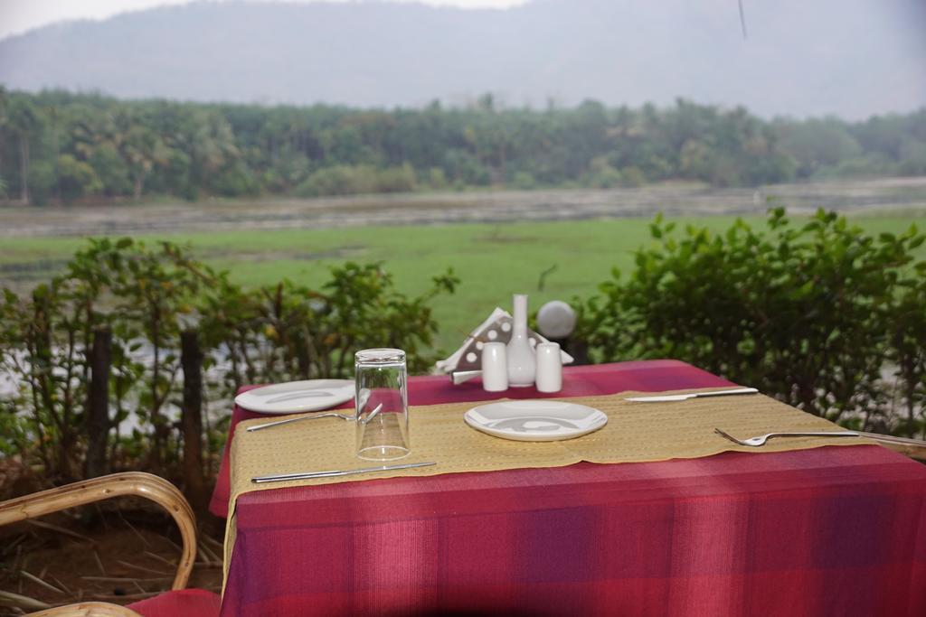 Soma Birds Lagoon Hotel Kotamangalam Esterno foto