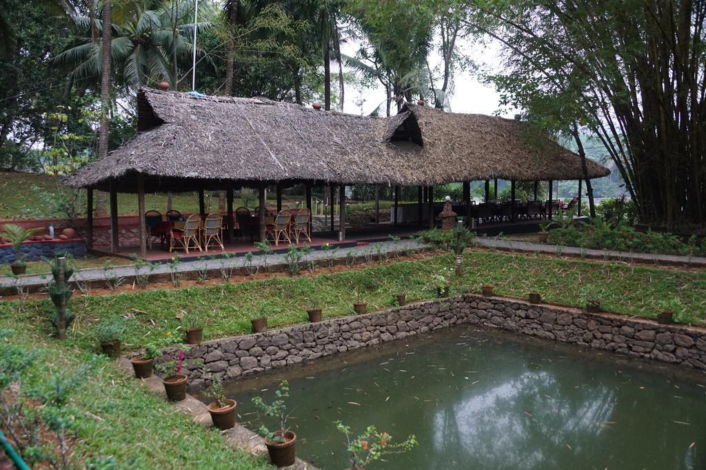 Soma Birds Lagoon Hotel Kotamangalam Esterno foto